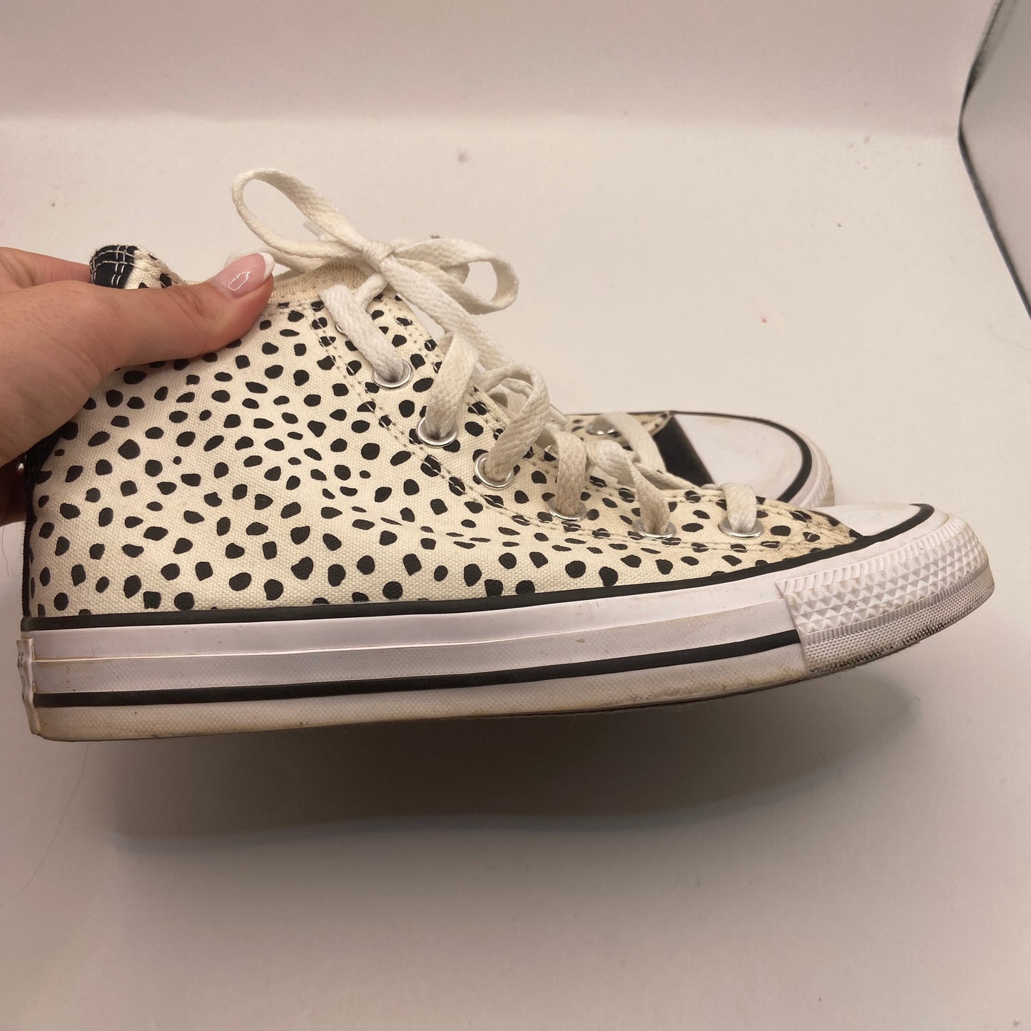 Shoes Sneakers By Converse In Cream, Size: 7