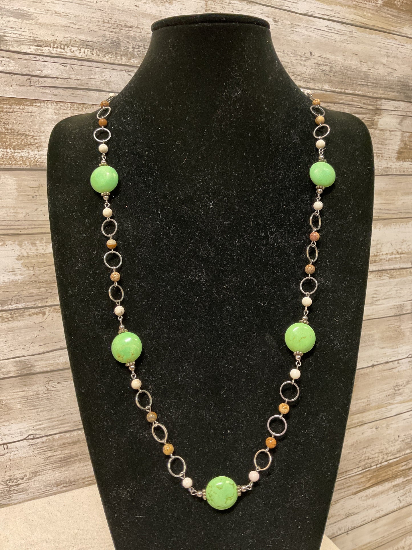 Necklace Chain By Clothes Mentor In Green & Silver