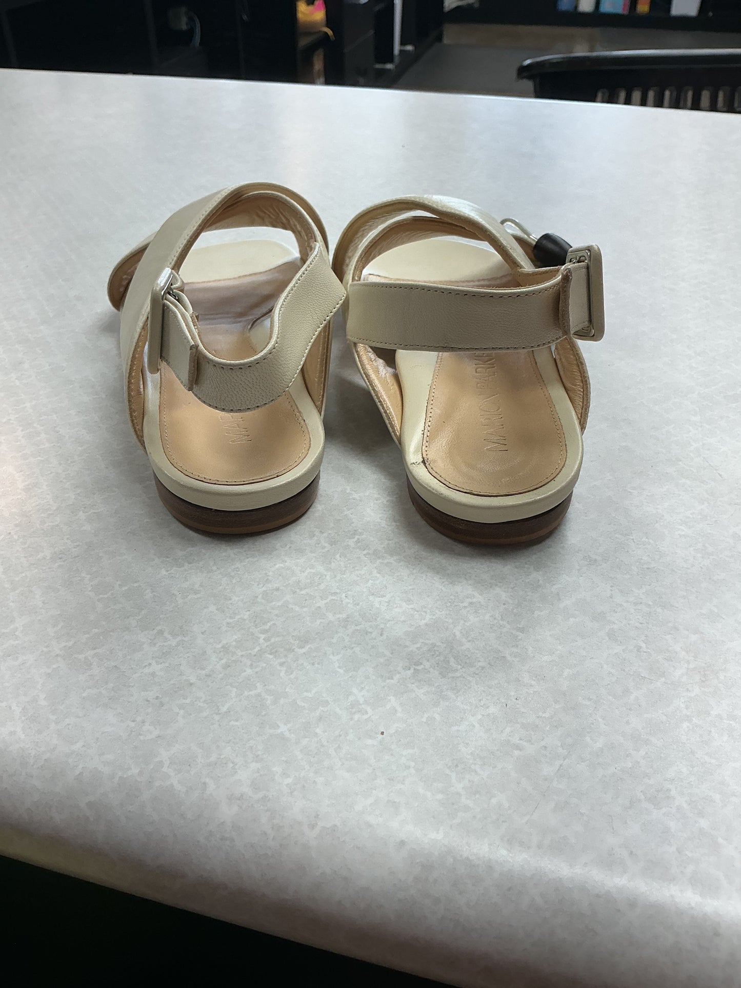 Sandals Flats By Clothes Mentor In Cream, Size:8