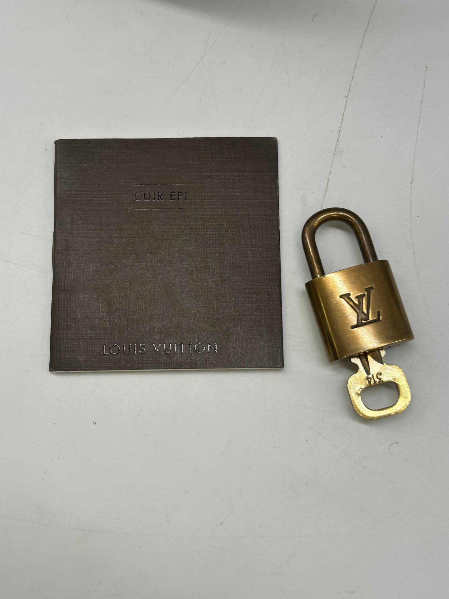 Handbag Luxury Designer By Louis Vuitton, Size: Medium
