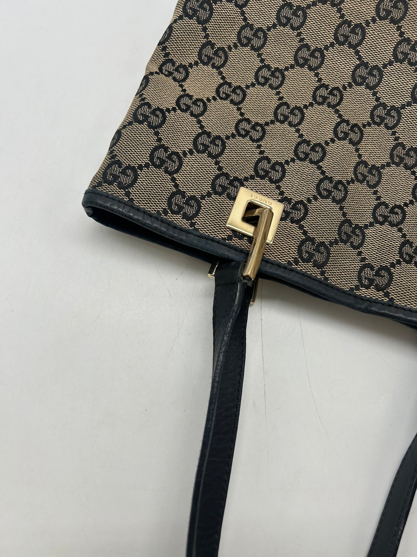 Handbag Luxury Designer By Gucci, Size: Medium