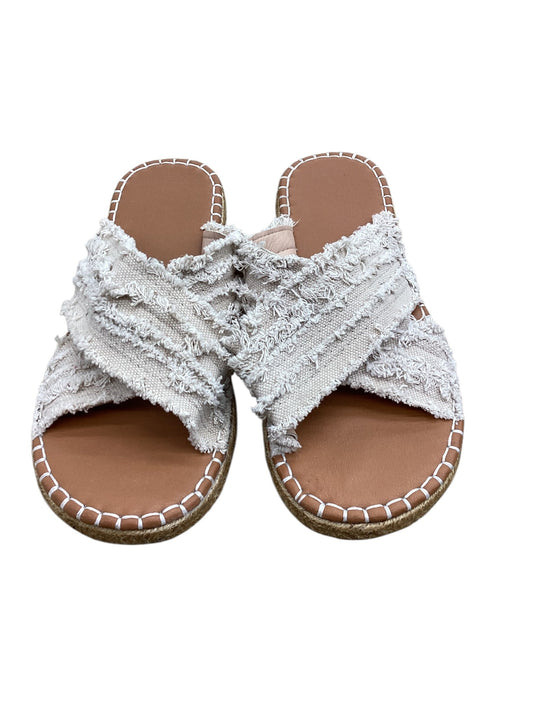 Sandals Flats By Clothes Mentor In Cream, Size: 8.5