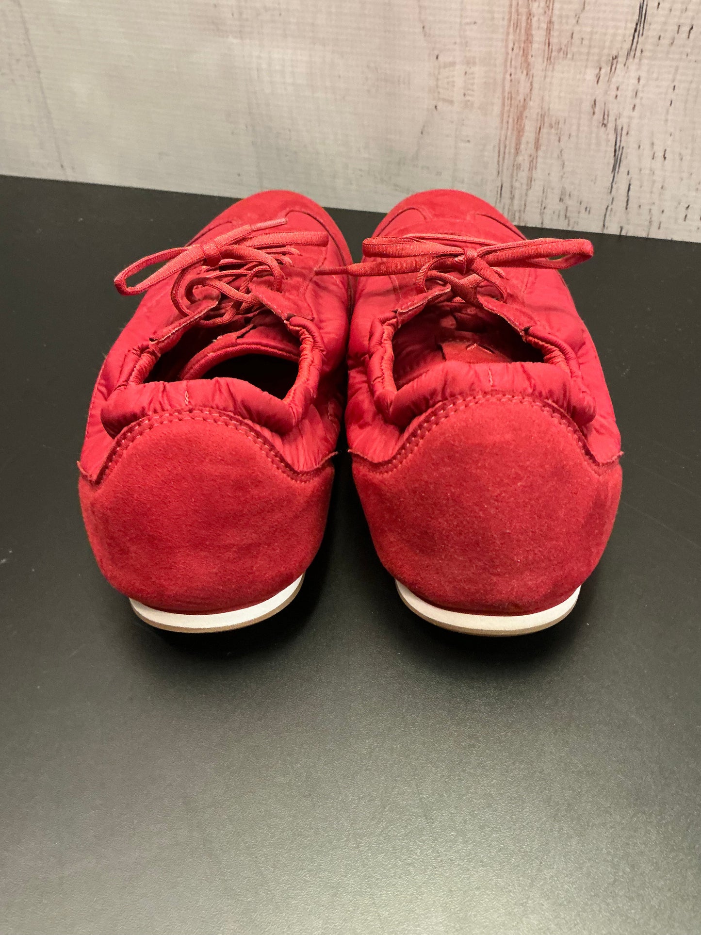 Shoes Sneakers By Vivaia In Red, Size: 10