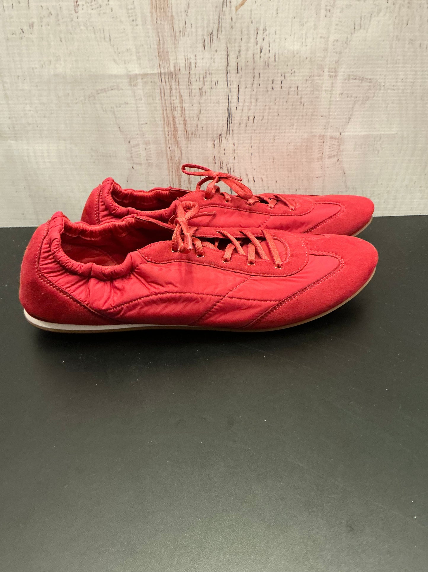 Shoes Sneakers By Vivaia In Red, Size: 10