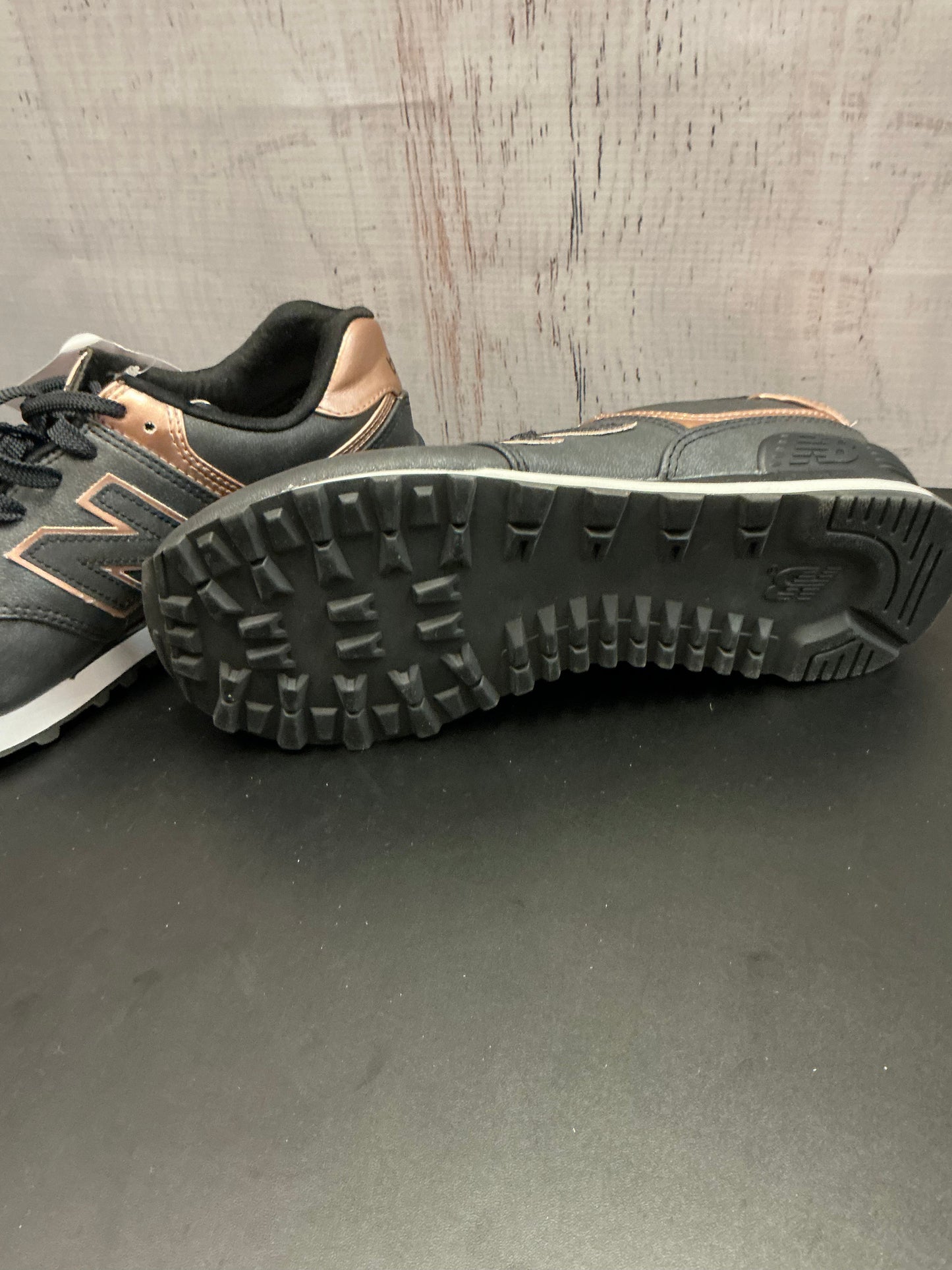 Shoes Athletic By New Balance In Black & Gold, Size: 6.5