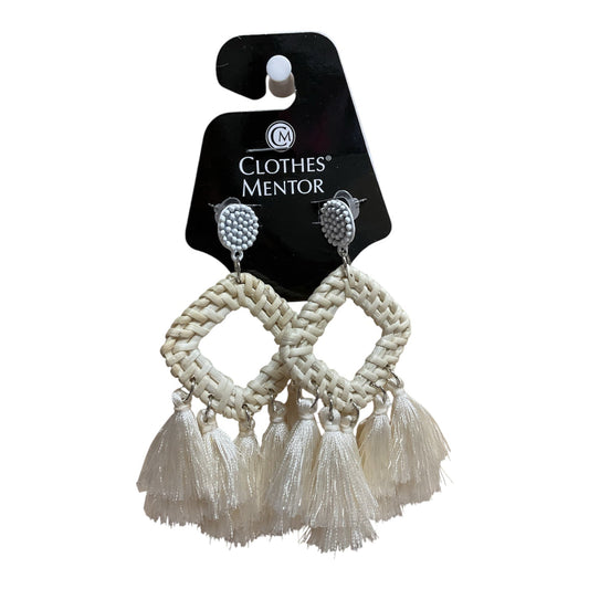 Earrings Dangle/Drop By Cmf In Cream & White