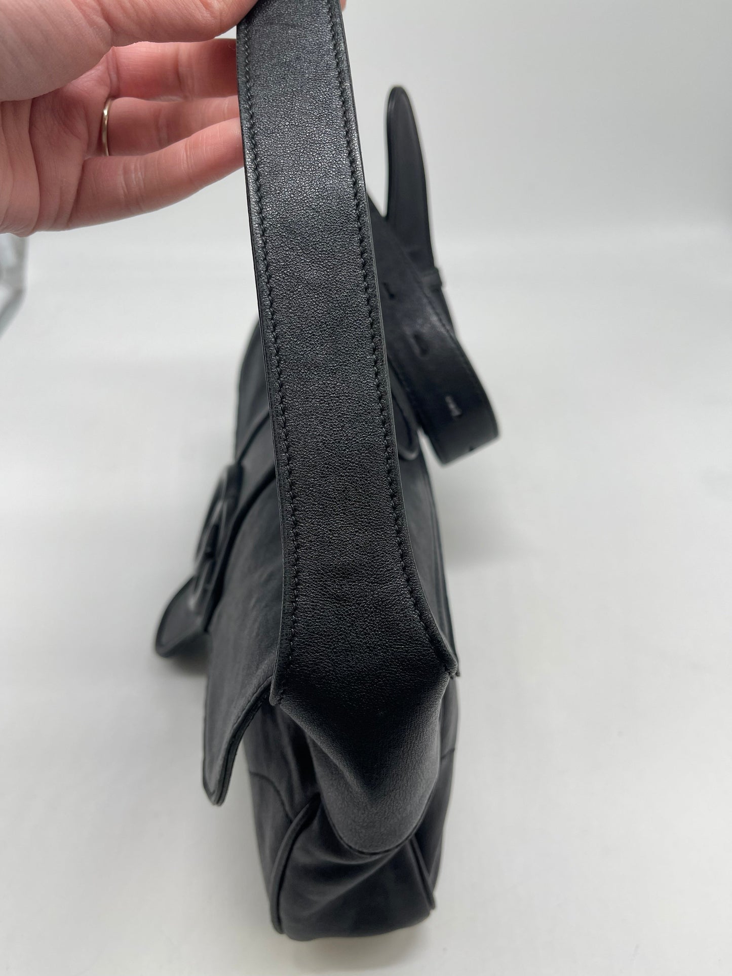 Handbag Luxury Designer By Gucci, Size: Medium