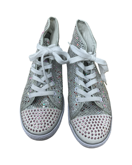 Shoes Sneakers By Clothes Mentor In Silver, Size:5