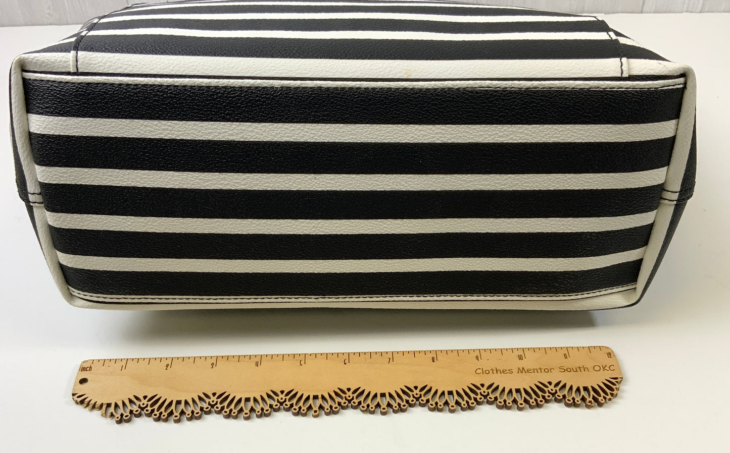 Handbag Designer By Kate Spade In Black & White, Size:Large