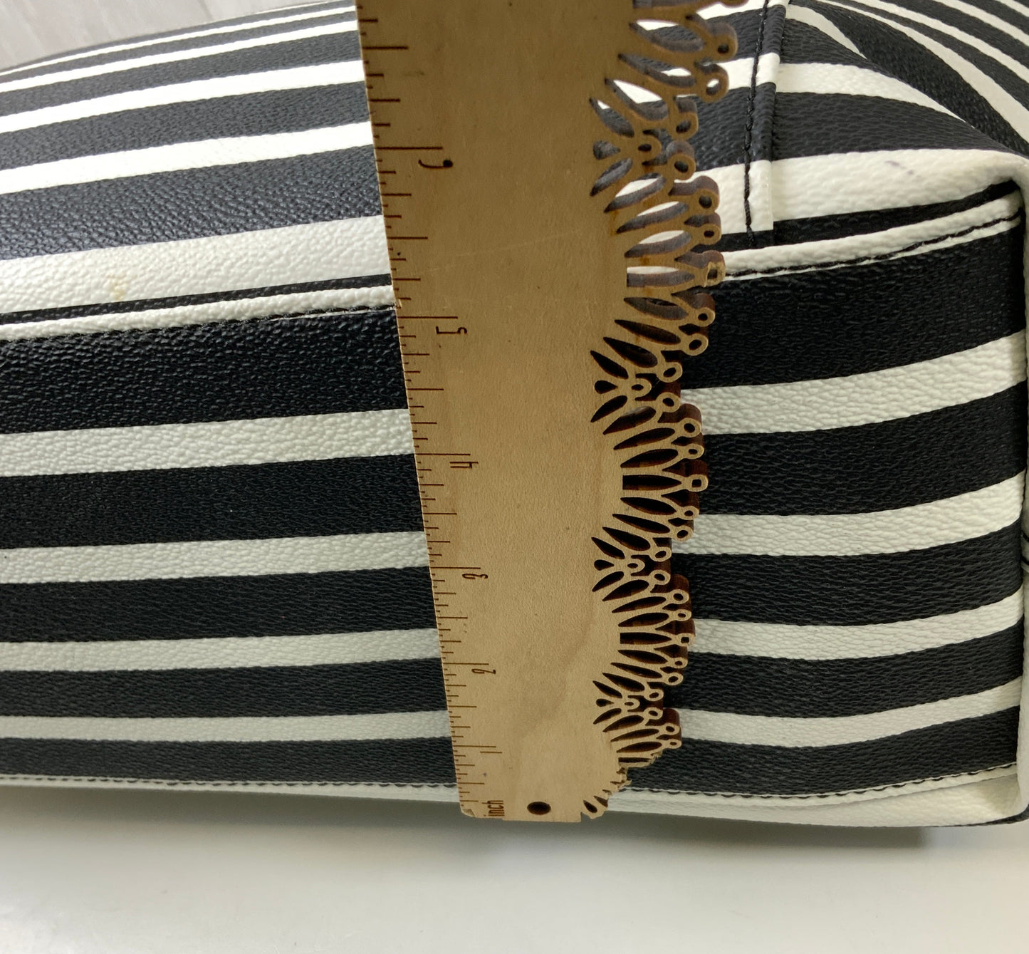 Handbag Designer By Kate Spade In Black & White, Size:Large