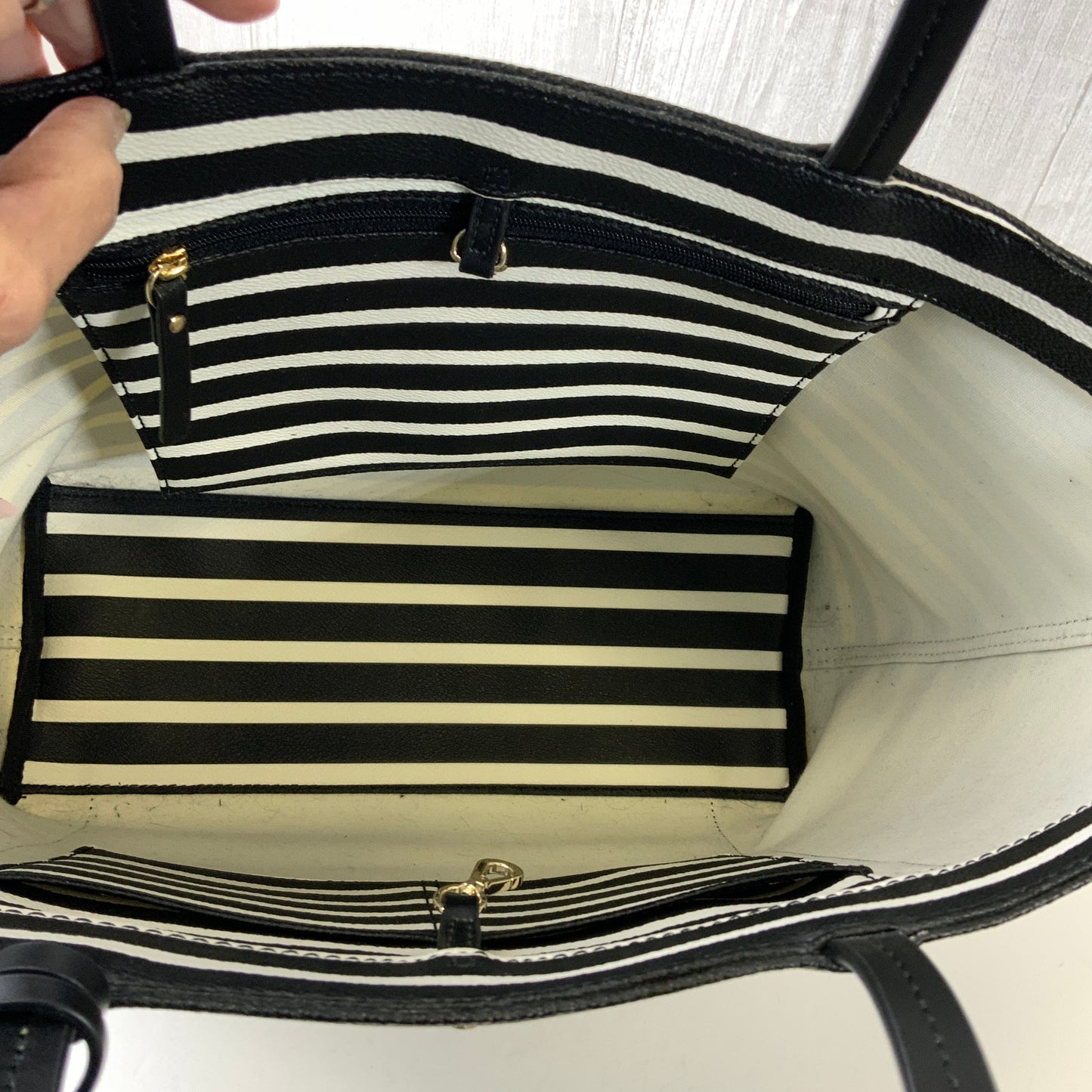 Handbag Designer By Kate Spade In Black & White, Size:Large