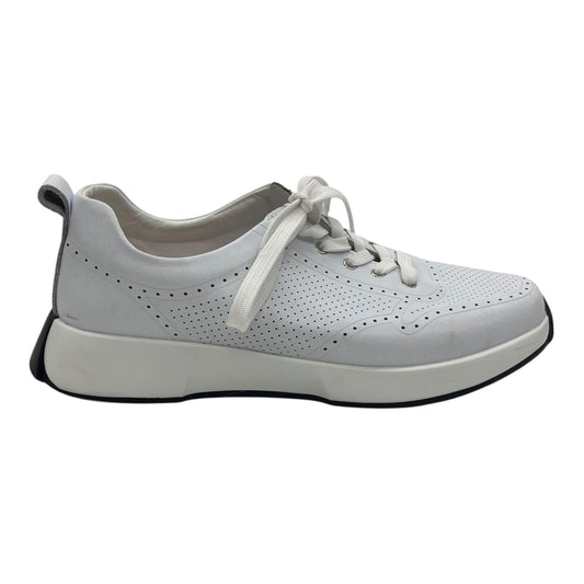 Shoes Sneakers By Clothes Mentor In White, Size:11