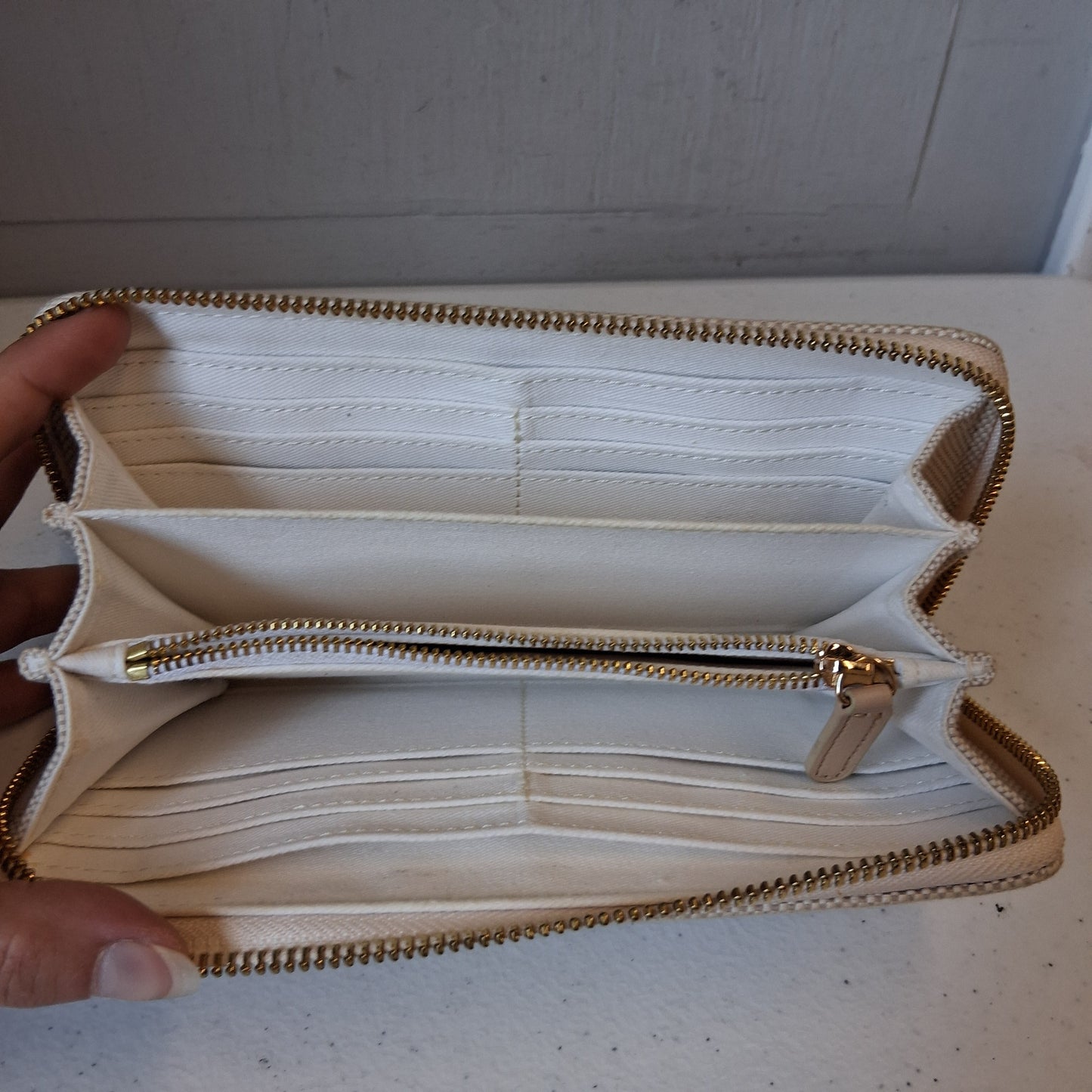 Wallet By Vineyard Vines In Cream, Size:Large